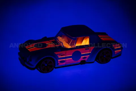 Datsun Fairlady 2000 blacklight